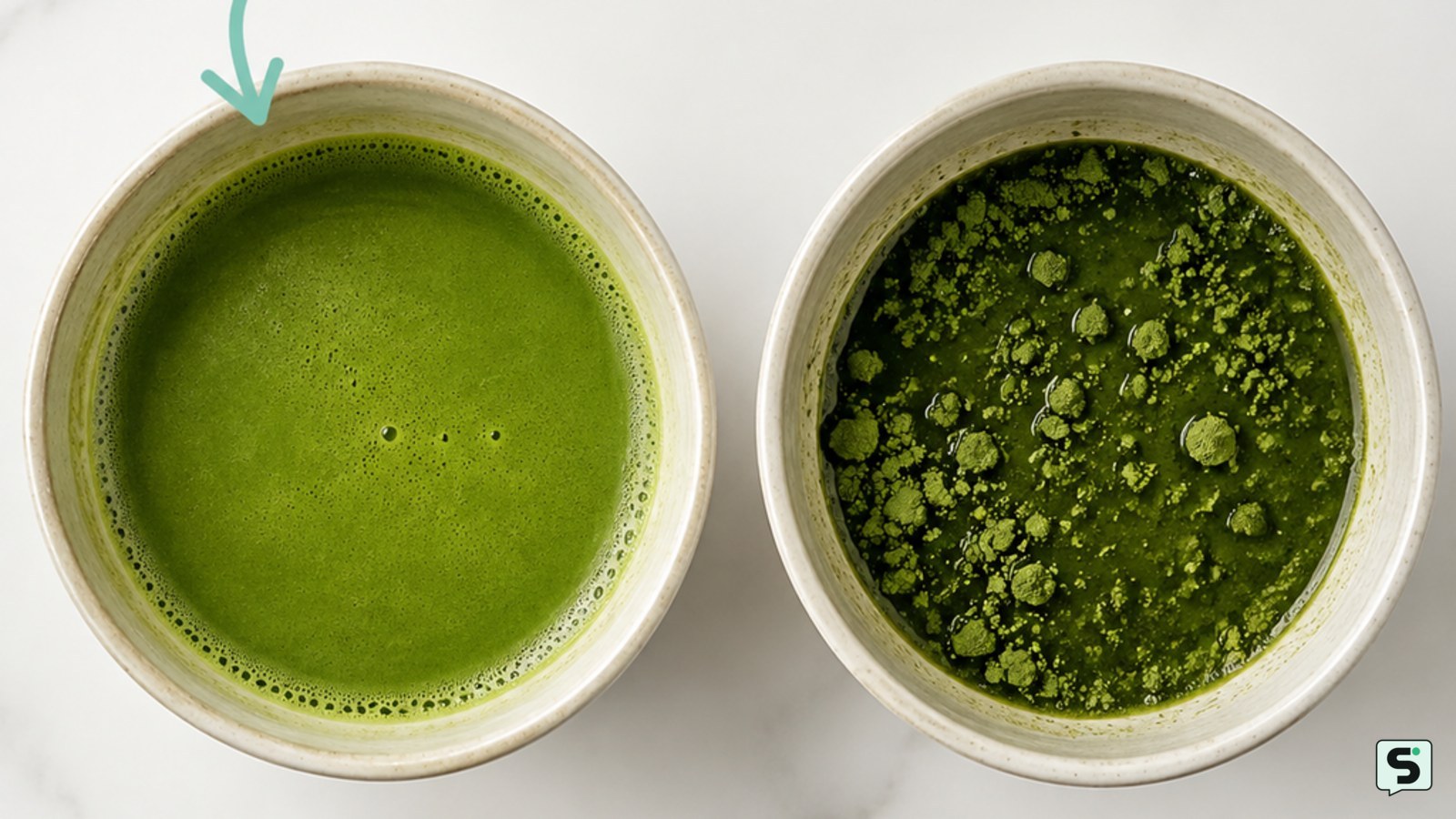 Comparación entre matcha liso y matcha con grumos en dos cuencos.