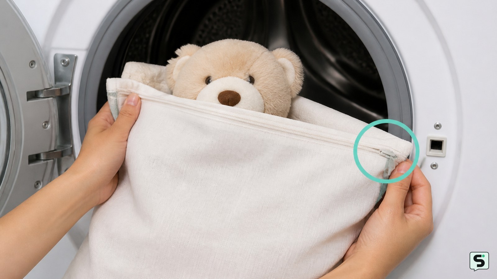 Peluche dentro de una funda de almohada cerrada para lavarlo en la lavadora