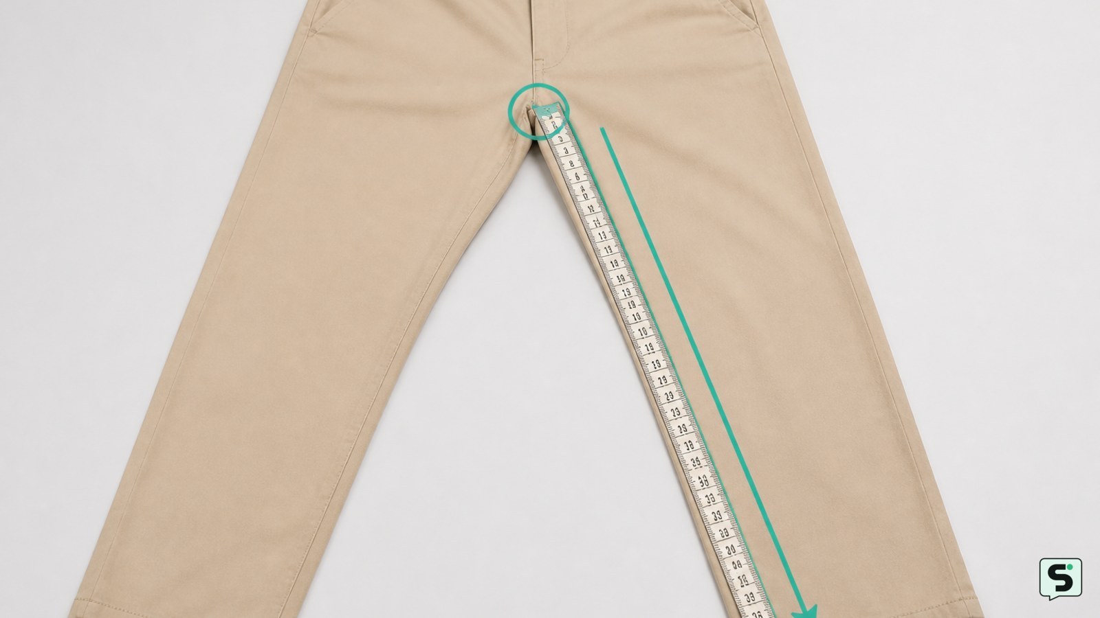 Pantalón extendido con la cinta métrica siguiendo la costura interior desde la entrepierna hasta el dobladillo
